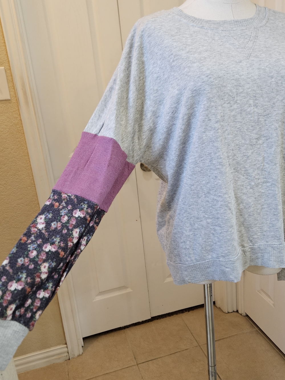 LUQ Heather Grey Floral Colorblock Pullover Top – Size Medium - Picture 5 of 9